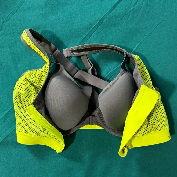 VS Knockout Sports Bra - Picture 3 of 5